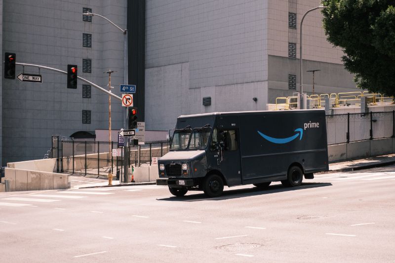 Amazonの配送車